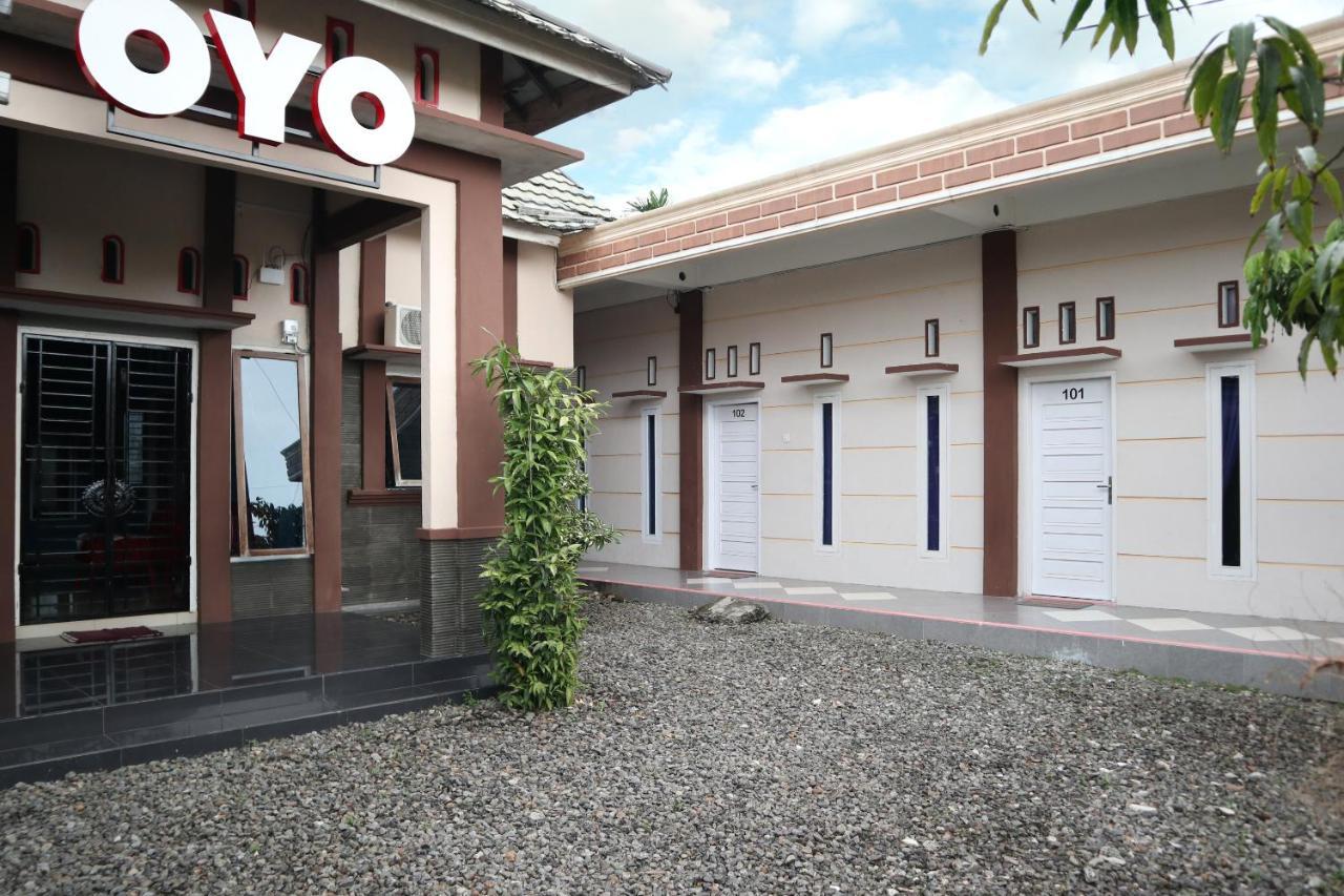 بادانج Oyo 2202 Delima Guest House Syariah المظهر الخارجي الصورة